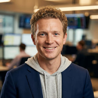 Ryan Brooks aparece em foto de perfil, identificado como Analista-Chefe de Trading na Zênite Caudalório
